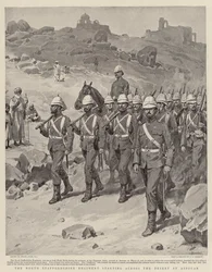 Il Reggimento del North Staffordshire attraversa il deserto ad Assouan